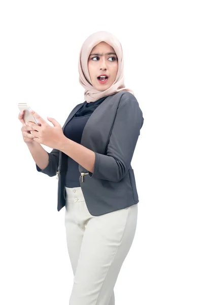 Aziatisch Moslim Vrouw Een Hoofddoek Met Een Mobiele Telefoon Geïsoleerd — Stockfoto