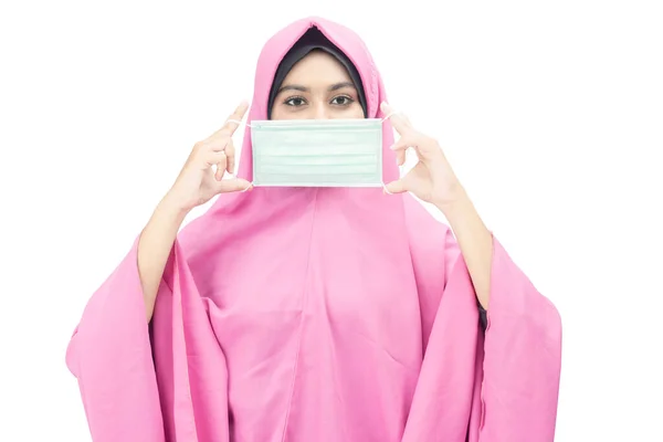 Mulher Muçulmana Asiática Véu Usando Máscara Facial Isolada Sobre Fundo — Fotografia de Stock