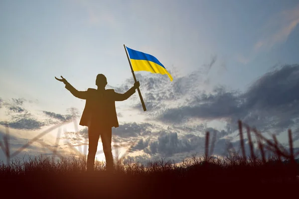 Silhouet Van Een Zakenman Met Oekraïense Vlag Met Zonsopgang Achtergrond — Stockfoto