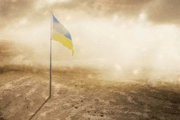 Bandeira Ucrânia Acenando Campo Com Fundo Dramático — Fotografia de Stock