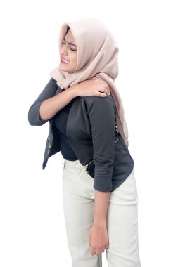 Türbanlı Asyalı Müslüman kadın beyaz arka planda izole edilmiş bir şekilde vücudunda acı hissediyor.