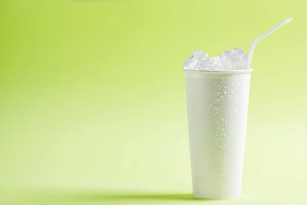 Copa Plástico Blanco Con Cubitos Hielo Sobre Fondo Color — Foto de Stock