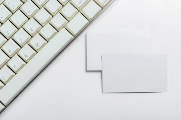 Clavier Ordinateur Papier Blanc Vide Sur Bureau Papier Blanc Vide — Photo