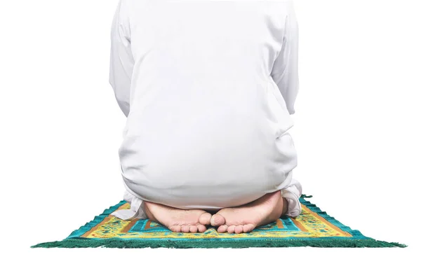 在白色背景上孤立的一块祈祷毯上 一个穆斯林男子站在祈祷位置 的近照 — 图库照片