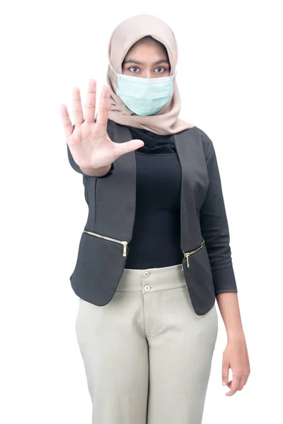 Mulher Muçulmana Asiática Lenço Cabeça Usando Uma Máscara Facial Mostrando — Fotografia de Stock