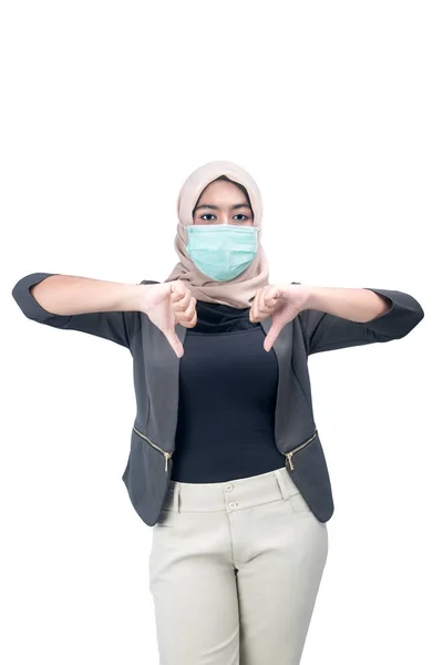 Asiatico Musulmano Donna Velo Indossare Faccia Maschera Piedi Mostrando Pollice — Foto Stock