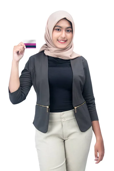 アジアのイスラム教徒女性で頭皮にクレジットカードを持っています白い背景に隔離 — ストック写真