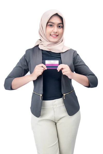 头戴头巾 拿着信用卡 与白人背景隔离的亚裔穆斯林妇女 — 图库照片