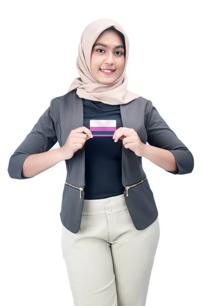 Asian Muslim Woman Headscarf Holding Credit Card Isolated White Background — ストック写真