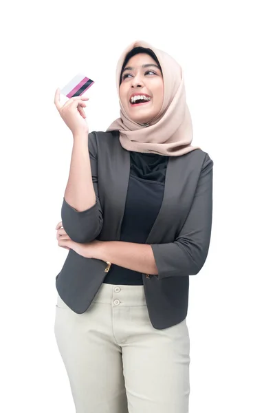 Mulher Muçulmana Asiática Lenço Cabeça Segurando Cartão Crédito Isolado Sobre — Fotografia de Stock