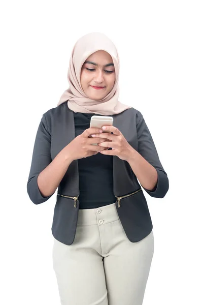 Asiatisk Muselman Kvinna Slöja Håller Mobiltelefon Isolerad Över Vit Bakgrund — Stockfoto