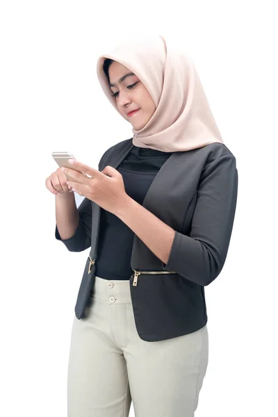 Aziatisch Moslim Vrouw Een Hoofddoek Met Een Mobiele Telefoon Geïsoleerd — Stockfoto