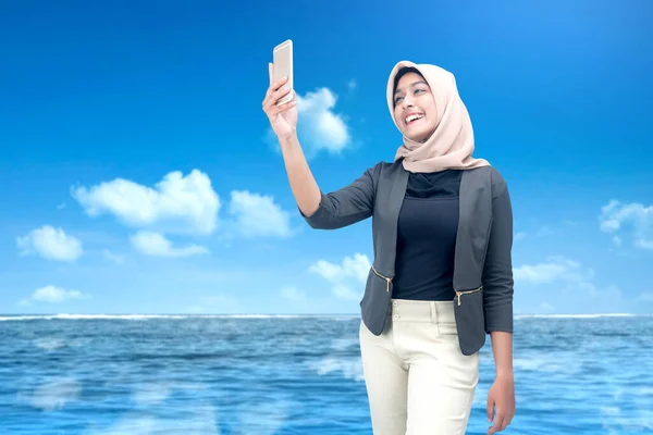 Asian Muslim Woman Headscarf Taking Selfie Her Mobile Phone Blue — ストック写真