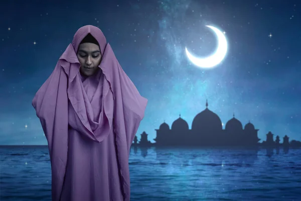 夜の風景を背景に礼拝の位置でベールにアジアのイスラム教徒の女性 Salat — ストック写真