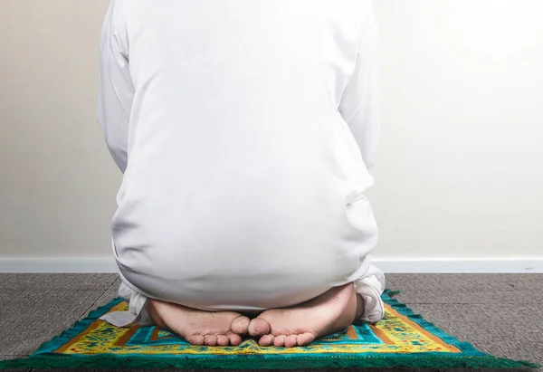 Pandangan Dekat Terhadap Seorang Laki Laki Muslim Dalam Posisi Berdoa — Stok Foto