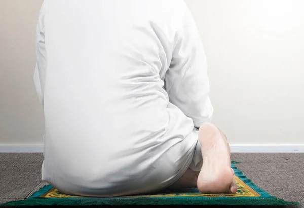 Close View Muslim Man Praying Position Salat Prayer Rug White — ストック写真
