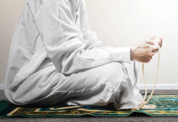 Muslim Man Praying Prayer Beads His Hands While Sitting Prayer — Stock Photo, Image