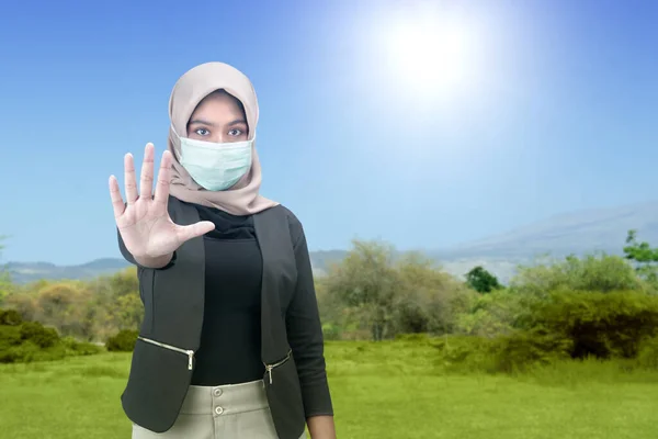 Azji Muzułmanin Kobieta Chustce Noszenia Maski Twarzy Pokazując Znak Stop — Zdjęcie stockowe