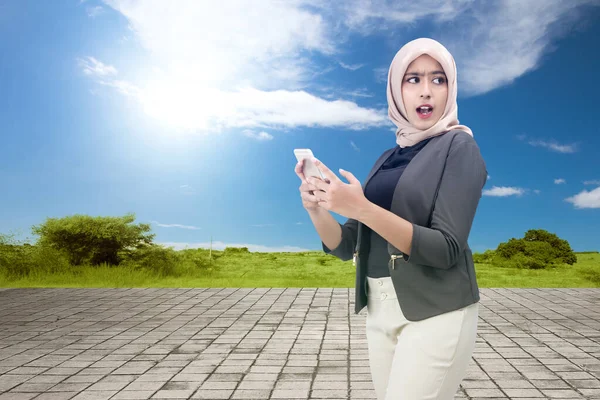 Asian Muslim Woman Headscarf Holding Mobile Phone Blue Sky Background — Foto de Stock