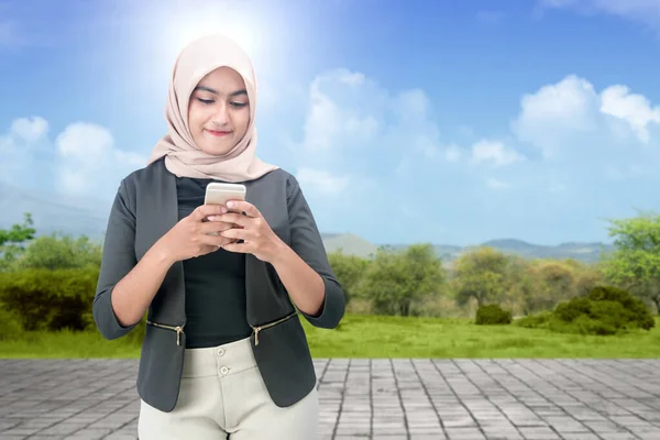 Azji Muzułmanin Kobieta Chustce Trzymając Telefon Komórkowy Niebieskim Tle Nieba — Zdjęcie stockowe