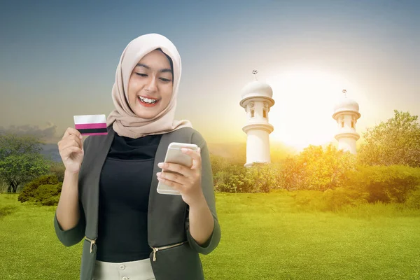 Asian Muslim Woman Headscarf Holding Mobile Phone Credit Card Sunset — Zdjęcie stockowe