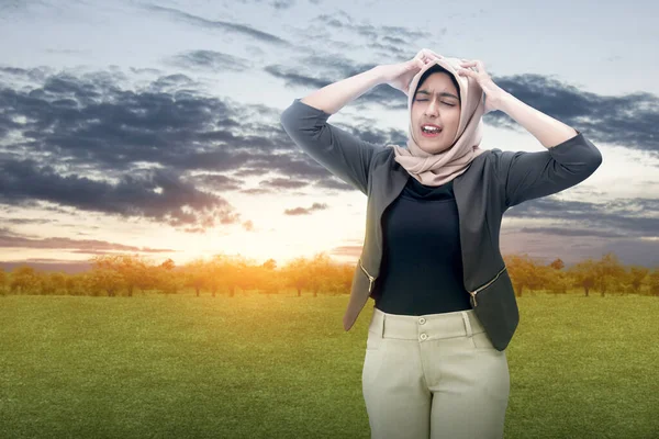アジアのイスラム教徒女性でスカーフ気分頭痛の種で屋外 — ストック写真