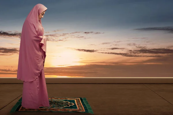 Азійська Мусульманка Вуалі Молитовному Положенні Салат Драматичним Тлом — стокове фото