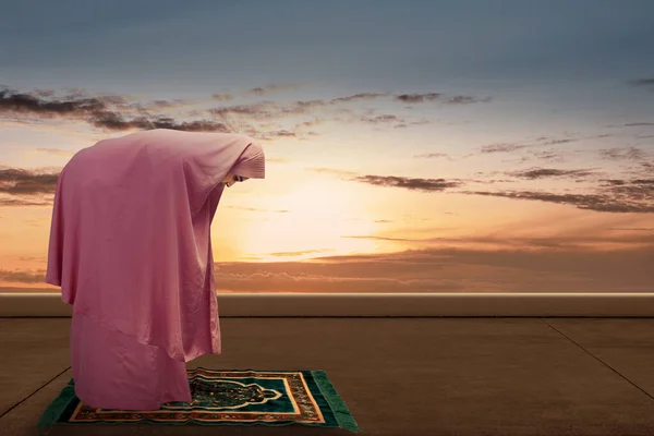 장면을 배경으로 베일을 기도하는 살라트 취하고 아시아 모슬렘 — 스톡 사진