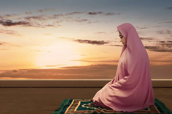 Mujer Musulmana Asiática Velo Posición Oración Salat Con Fondo Escena — Foto de Stock