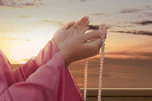 Wanita Muslim Berdoa Dengan Tasbih Tangannya Dengan Latar Belakang Adegan — Stok Foto