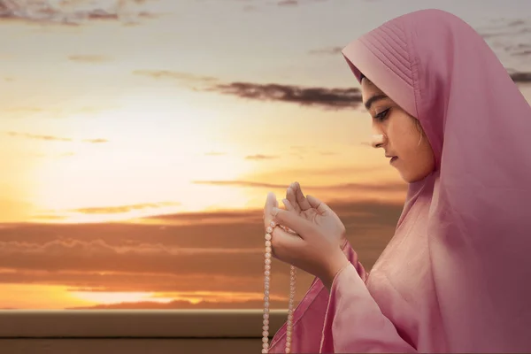 Asian Muslim Woman Veil Praying Prayer Beads Her Hands Dramatic — Stock Photo, Image