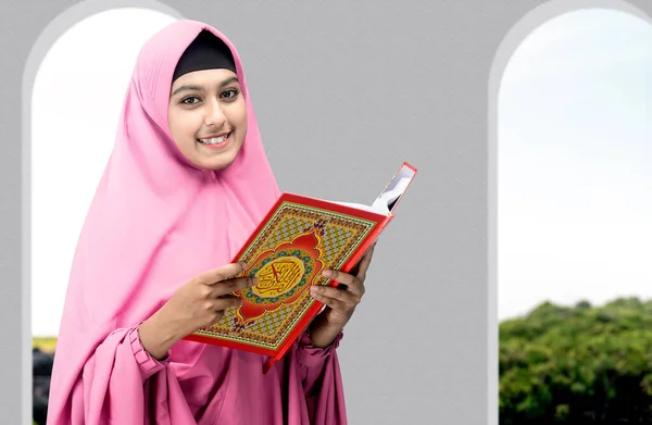 Mujer Musulmana Asiática Velo Pie Sosteniendo Corán Mezquita — Foto de Stock