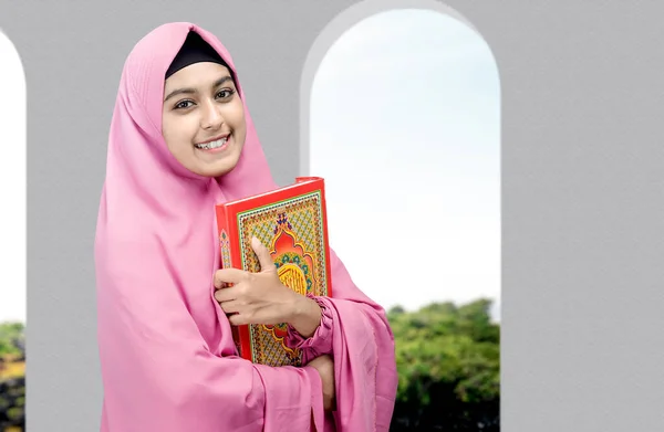 Asiatisk Muselman Kvinna Slöja Stående Och Hållande Quran Moskén — Stockfoto