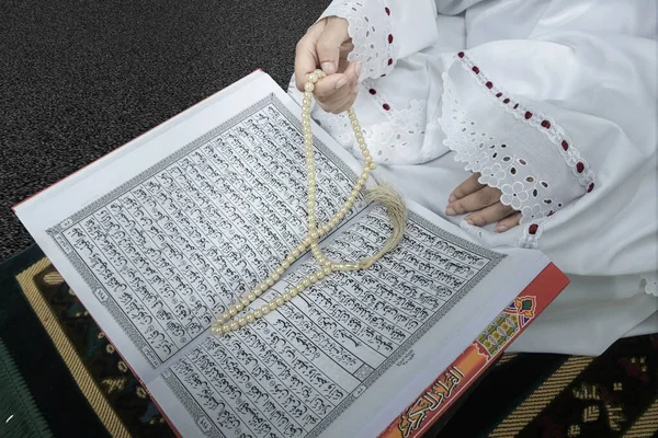 Muszlim Fátyol Miközben Felemelte Kezét Imádkozik Imagyöngyökkel Fekete Háttér — Stock Fotó