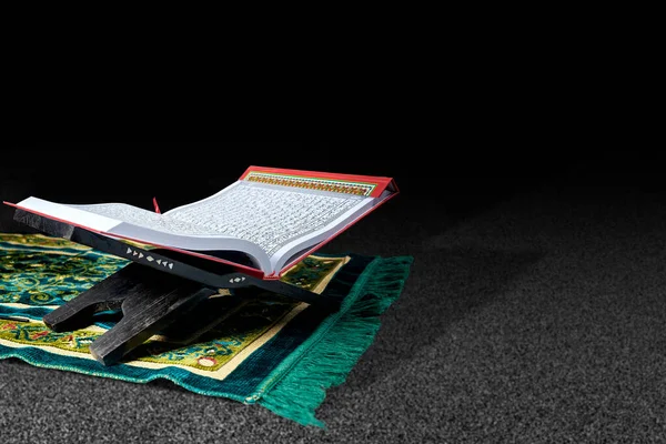 Koran Open Een Houten Placemat Een Gebedskleed Met Zwarte Achtergrond — Stockfoto