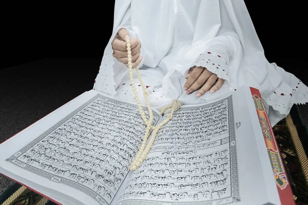 Muslimka Závoji Sedí Zatímco Zvedl Ruce Modlí Modlitebními Korálky Černém — Stock fotografie