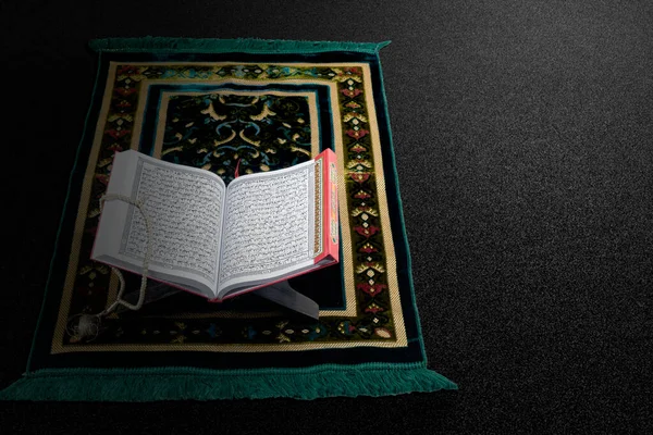 Quran Open Wooden Placemat Prayer Beads Prayer Rug Black Background — Foto de Stock