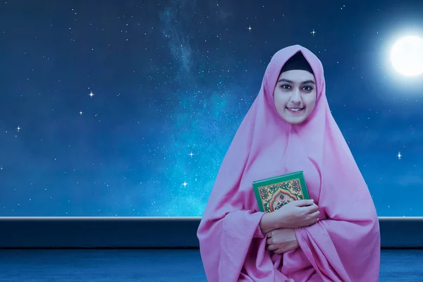 Asiatisk Muselman Kvinna Slöja Stående Och Hållande Quran Med Natt — Stockfoto