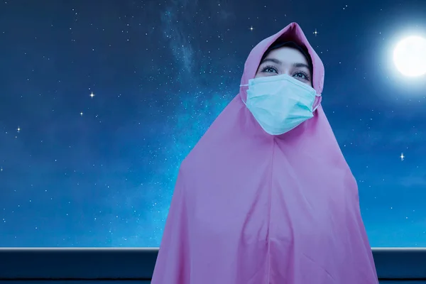 Asian Muslim Woman Veil Wearing Face Mask Night Scene Background — Stok fotoğraf