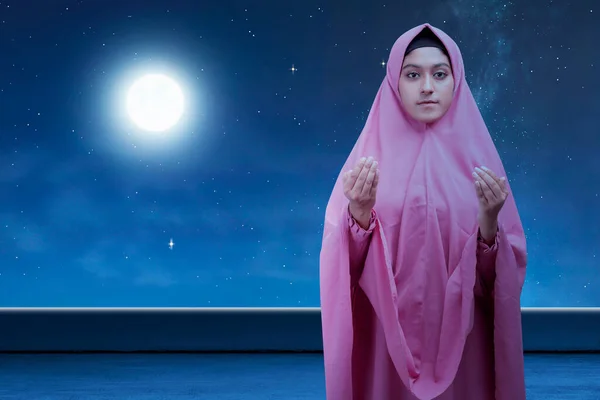 Азиатская Мусульманка Вуали Стоящая Подняв Руки Молясь Фоне Ночной Сцены — стоковое фото