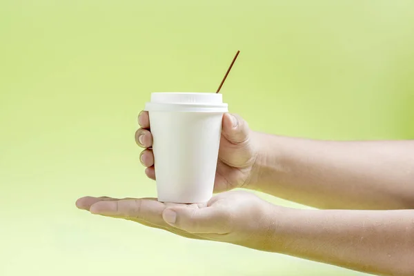 Mano Humana Sosteniendo Una Taza Plástico Blanco Con Fondo Color —  Fotos de Stock