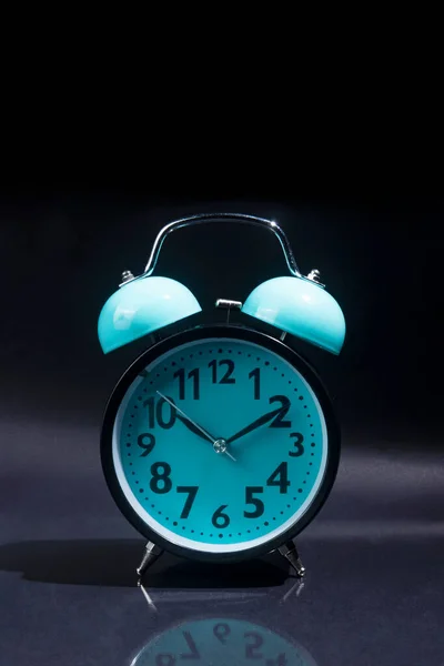 Reloj Despertador Azul Con Fondo Negro —  Fotos de Stock