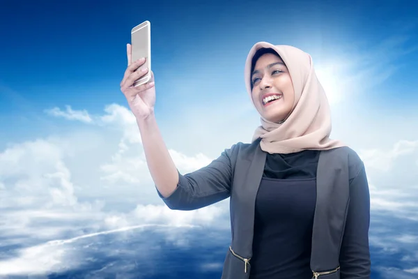 Asiatisk Muselman Kvinna Slöja Hålla Mobiltelefon Med Blå Himmel Bakgrund — Stockfoto