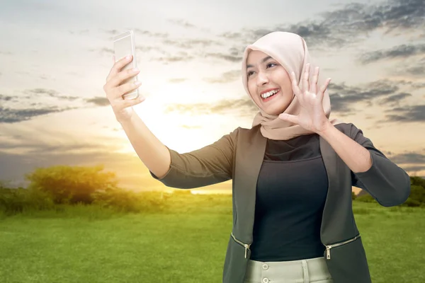 Asian Muslim Woman Headscarf Taking Selfie Her Mobile Phone Sunset — Zdjęcie stockowe