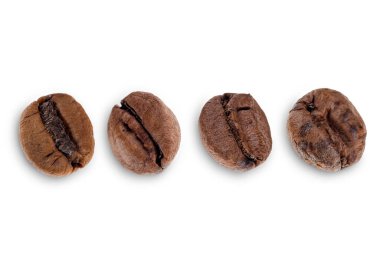 Beyaz arkaplanlı kahve çekirdeklerini yakından izle