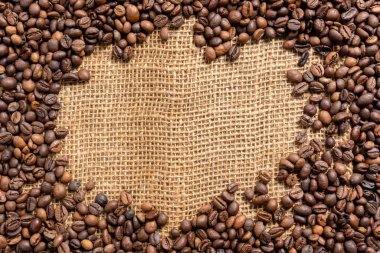 Çuval bezli kahve çekirdeklerini yakından izle.