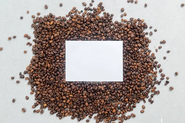 Крупный План Кофейных Зерен Пустой Бумаги Белым Фоном Пустая Бумага — стоковое фото