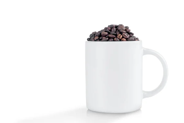 白い背景にコーヒー豆で隔離された白いマグカップ — ストック写真