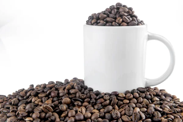 白い背景にコーヒー豆で隔離された白いマグカップ — ストック写真