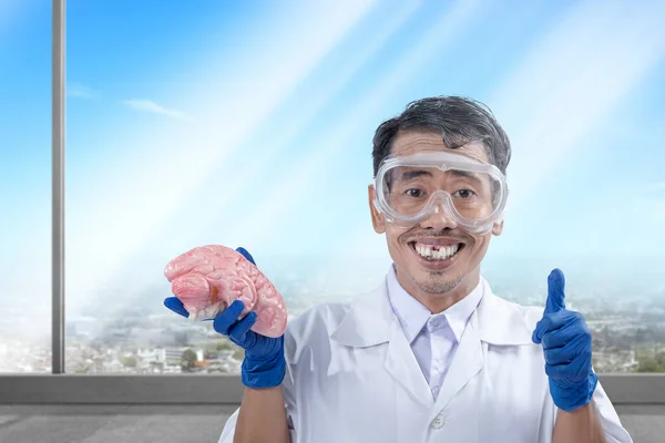 Asian Nerd Scientist Standing Showing Thumb While Holding Human Brain — Fotografia de Stock